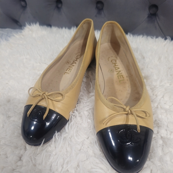 Preloved Chanel Flats Women's Leather Two Tone Flats Beige - Picture 8 of 14